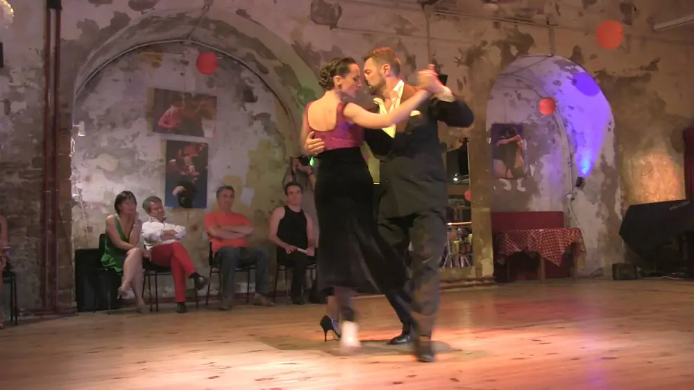 Video thumbnail for Natalia Cristobal Rivé et Diego Riemer dansent sur le tango Trenzas