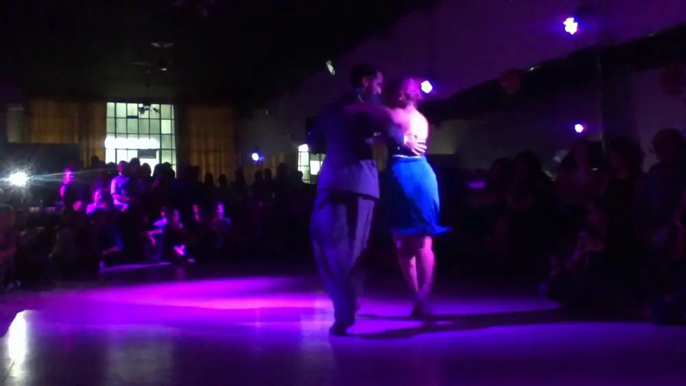 Video thumbnail for Carolina Couto & Emanuel Ledesma bailan en Zona Tango - 2 de 4 Las Violetas - Castillo (Vals)