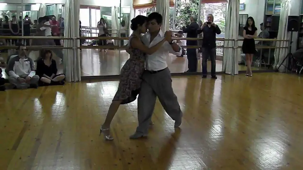 Video thumbnail for Sebastián Achaval y Roxana Suarez Clase de tango salon II
