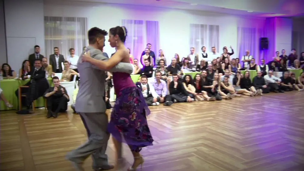 Video thumbnail for Sebastian Achaval e Roxana Suarez 5°Bari International Tango Congress 2/2