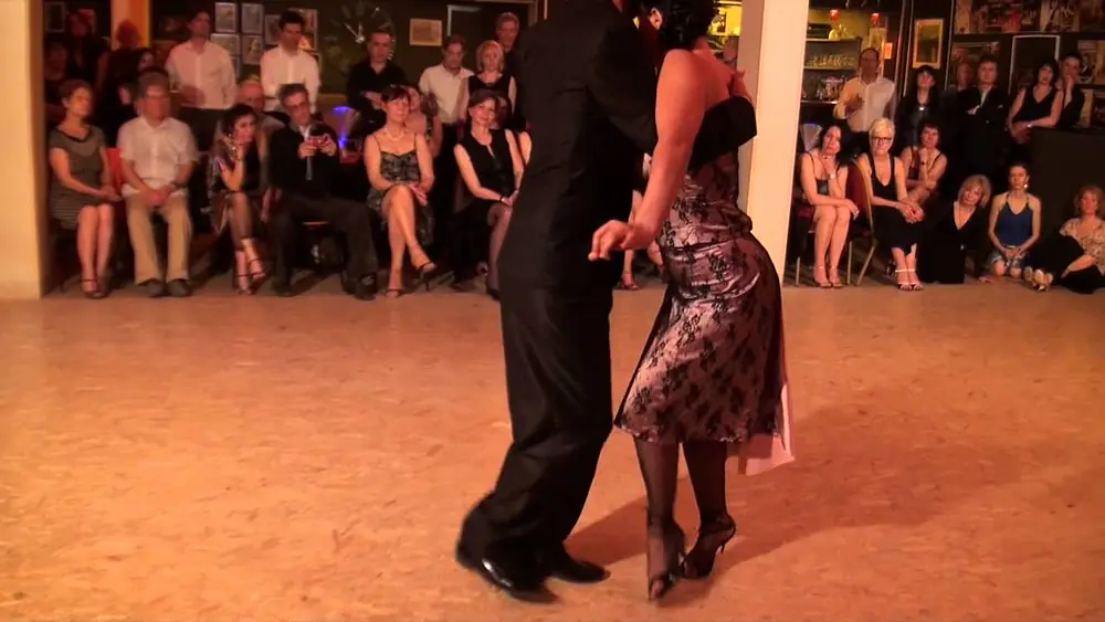Video thumbnail for Les Allumés du Tango - Erna y Santiago GIACHELLO - Esta Noche De Luna - 2015