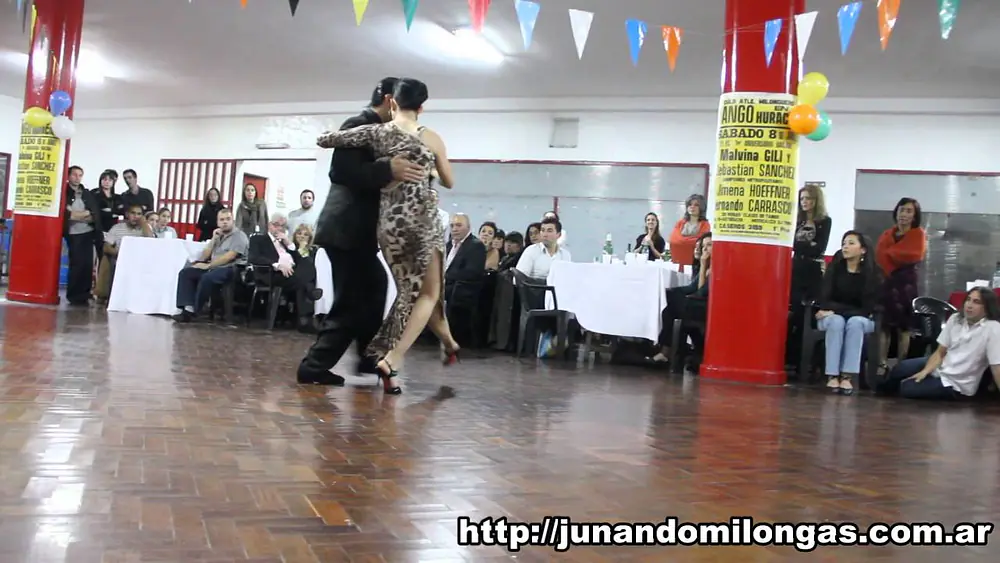 Video thumbnail for Jimena Hoeffner y Fernando Carrasco en el Club Atlético Milonguero (Vals)