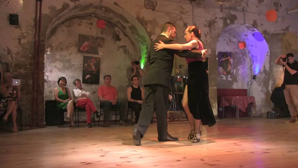 Video thumbnail for Natalia Cristobal Rivé et Diego Riemer dansent le tango Oigo Tu Voz