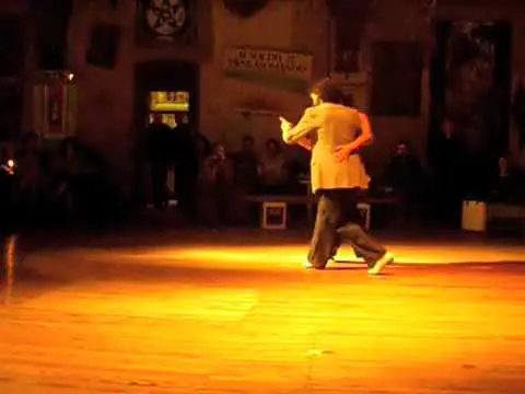 Video thumbnail for Bruno Tombari y Mariángeles Caamaño bailando un Vals en La Catedral, Buenos Aires.