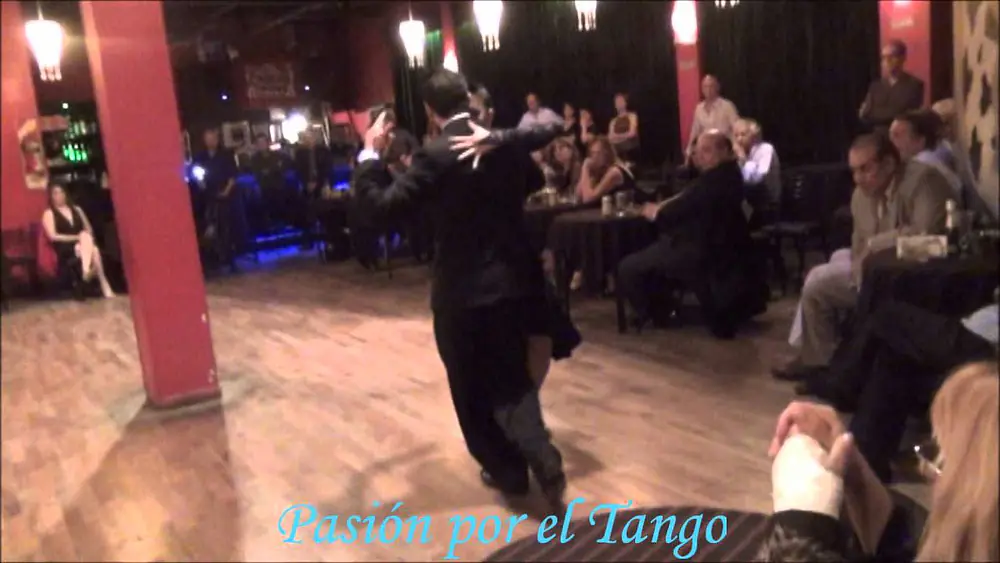 Video thumbnail for JIMENA HOEFFNER y FERNANDO CARRASCO Bailando el Tango DE FLOREO en la MILONGA DE LAS MOROCHAS