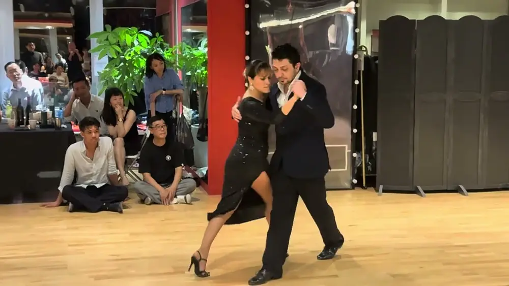 Video thumbnail for Federico Naveira y Sabrina Masso, Hong Kong, 2024, 3/5