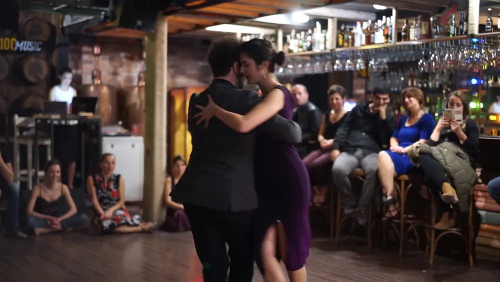 Video thumbnail for Serdar Ömer & Ceren Öztunç - Milonga, vieja milonga by Juan D'Arienzo