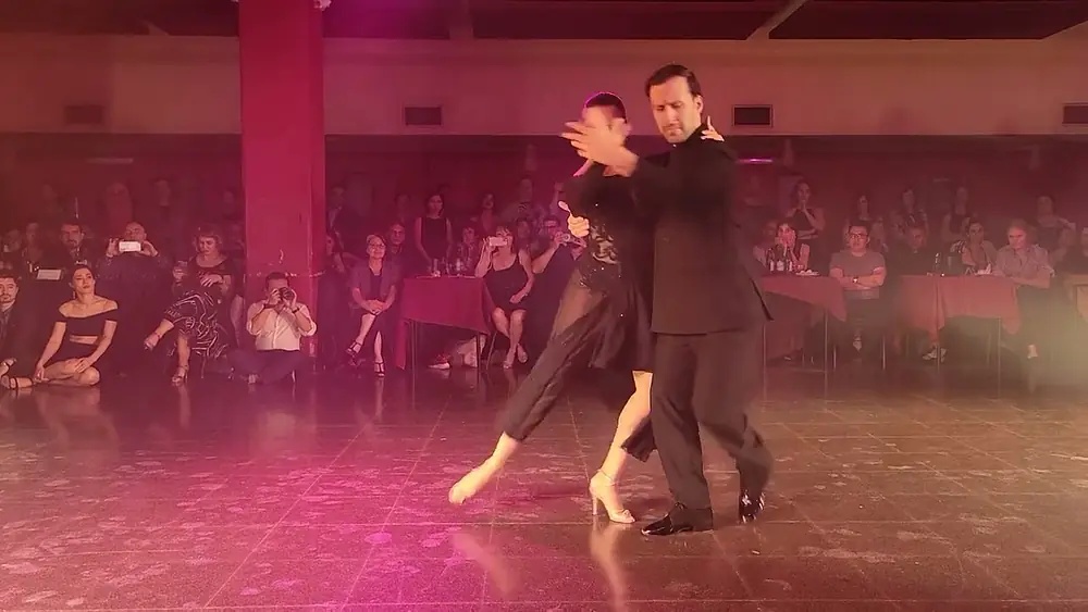 Video thumbnail for Vanesa Villalba & Facundo Piñero - Acercate a mi tango festival closing milonga (1/3)