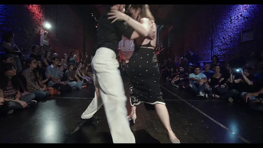 Video thumbnail for Cecilia Garcia y Serkan Gokcesu bailan con El Cachivache  - En Contrastes - Tango