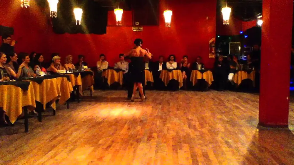 Video thumbnail for Bailaron Moira Castellano & Gaston Torelli, en El Beso. Part 2 - 21/12/14