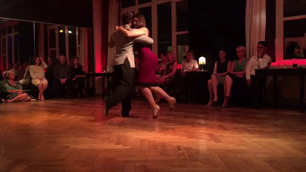 Video thumbnail for Natasha Lewinger y Haris Mihail 2/5 bailan un Tango "Felicia" de Juan d'Arienzo