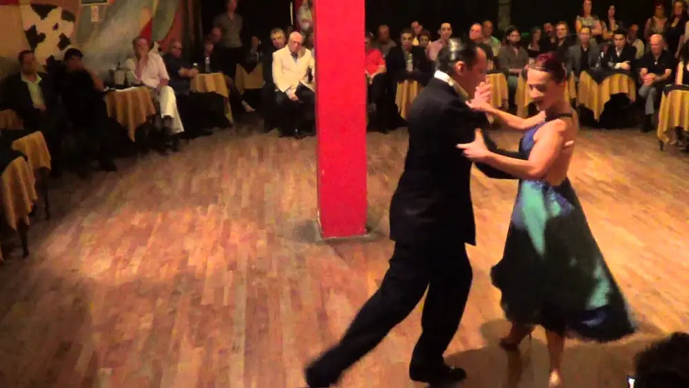 Video thumbnail for Alejandra Gutty y Pancho Martinez Pey en El Beso • Vals