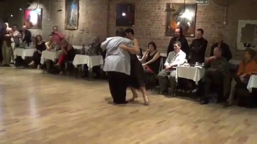 Video thumbnail for Alejandra Mantiñan y Ahoniken Quiroga Milonga "Parque Patricios" Obelisco Tango Domingo (31-08-14)