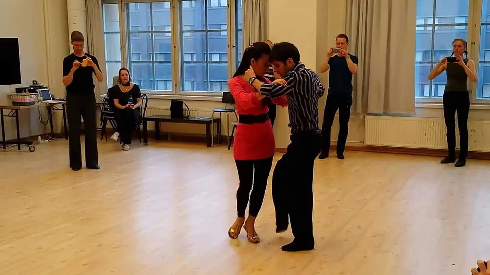 Video thumbnail for Neri Piliu and Yanina Quiñones - Giros and Sacadas, argentine tango lesson (2014 Helsinki, Finland)