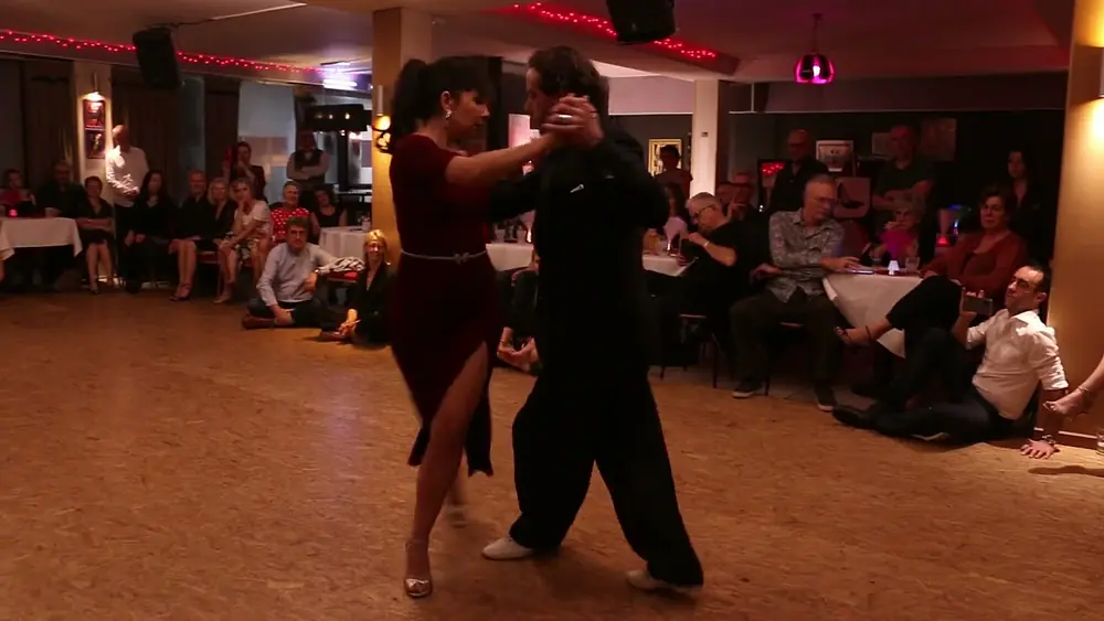 Video thumbnail for Les Allumés du Tango -  Démonstration de Sofia Saborido & Pablo Inza - Samedi 25 novembre 2023.