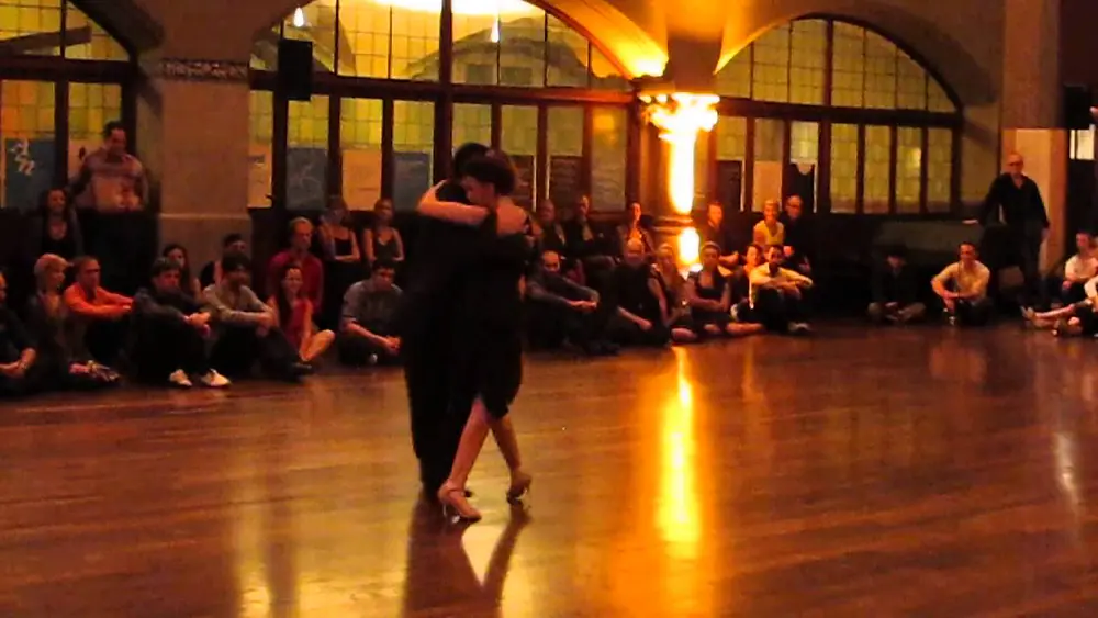 Video thumbnail for Carlitos Espinoza & Noelia Hurtado Gran Milonga del Festivalito, Zürich 29.11.2014_3