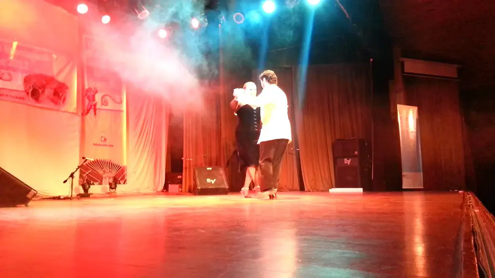Video thumbnail for Los maestros Carlos y María Rivarola bailan una milonga
