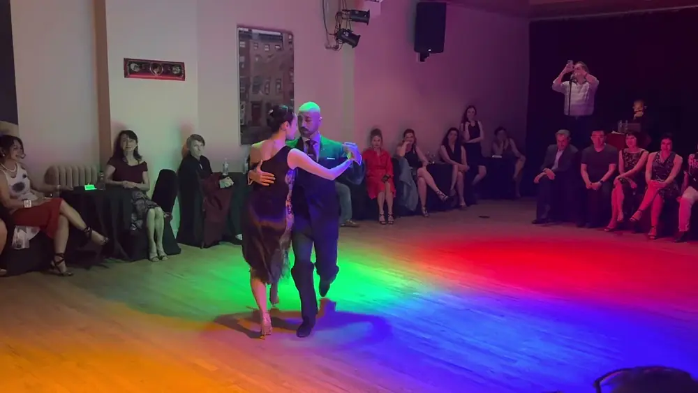 Video thumbnail for Hoi Shan Leung y Orlando Reyes Ibarra milonga performance on La Nacional on 20230608