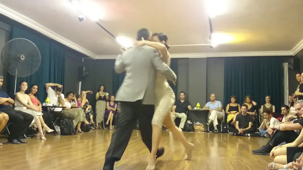 Video thumbnail for Gökhan Özen & Yağmur Toros. Miedo / Juan D'Arienzo y su Orquesta Típica.  Milonga Perest.