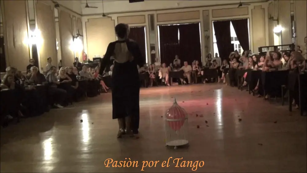 Video thumbnail for AGUSTINA VIGNAU y HUGO MASTROLORENZO Bailando el Tango BALADA PARA UN LOCO en YIRA YIRA MILONGA