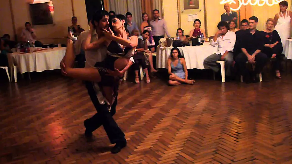 Video thumbnail for Cristian Correa y Sabrina Amuchástegui bailan "De Floreo" en Milonga La Sooocial