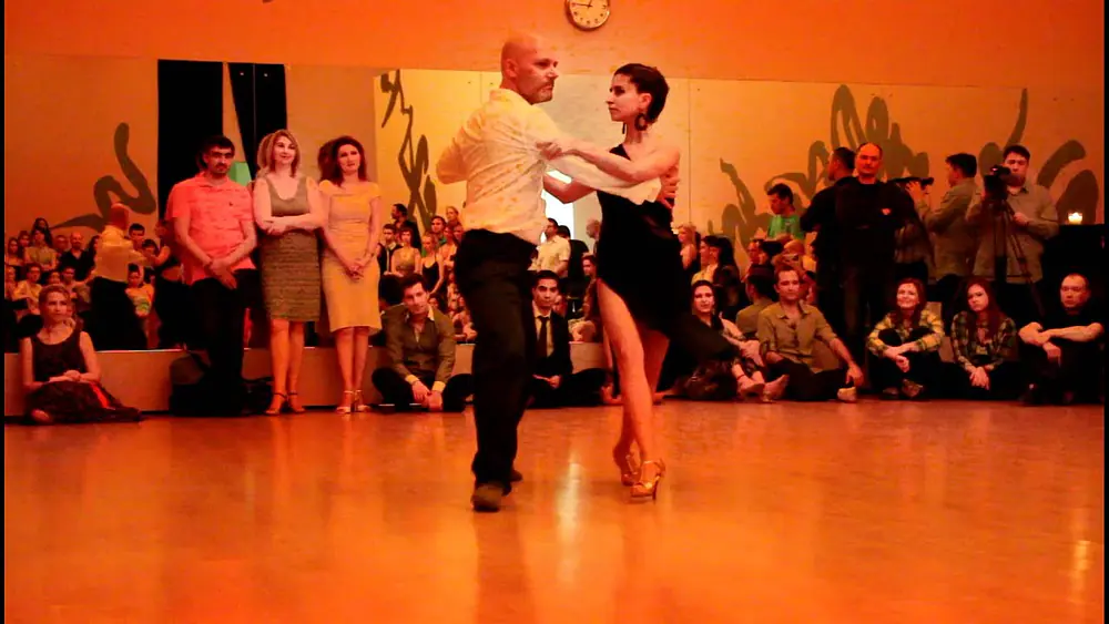 Video thumbnail for Alberto Colombo y Mariela Sametband dance in milonga-solidaria 3