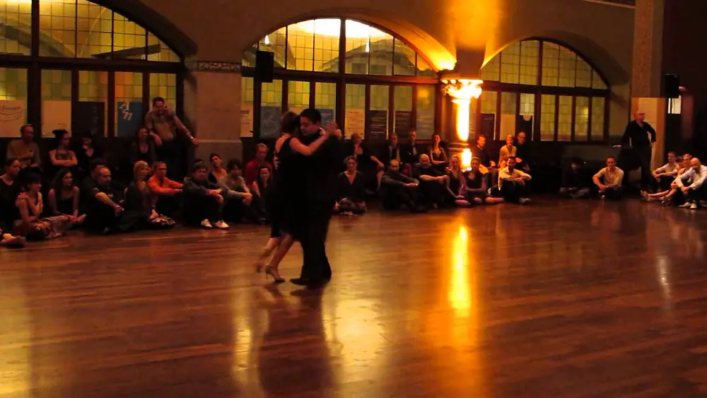 Video thumbnail for Carlitos Espinoza & Noelia Hurtado Gran Milonga del Festivalito, Zürich 29.11.2014_4