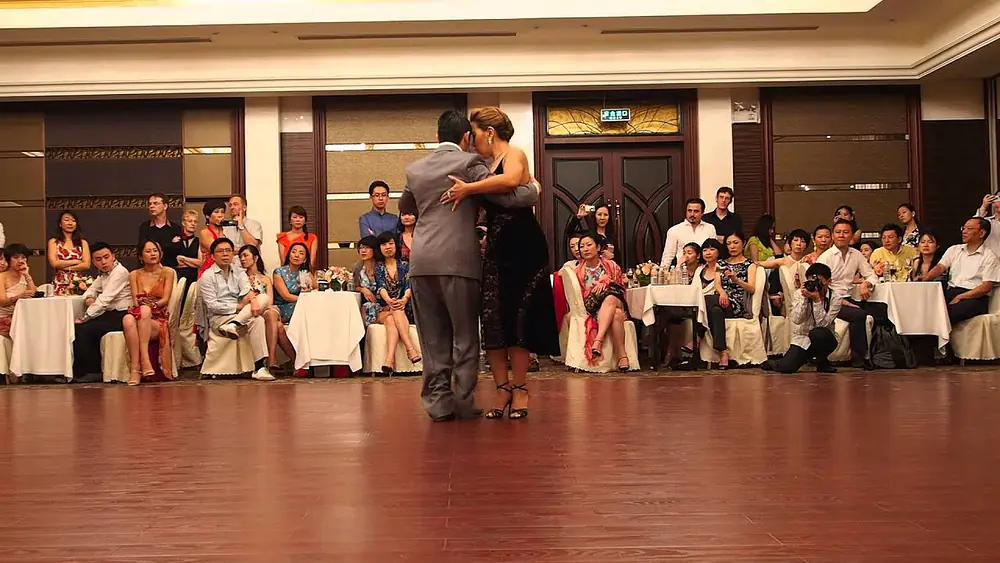Video thumbnail for Jonatan Aguero y Vivian Yeh 1/2 @ 2013 Shanghai tango festival