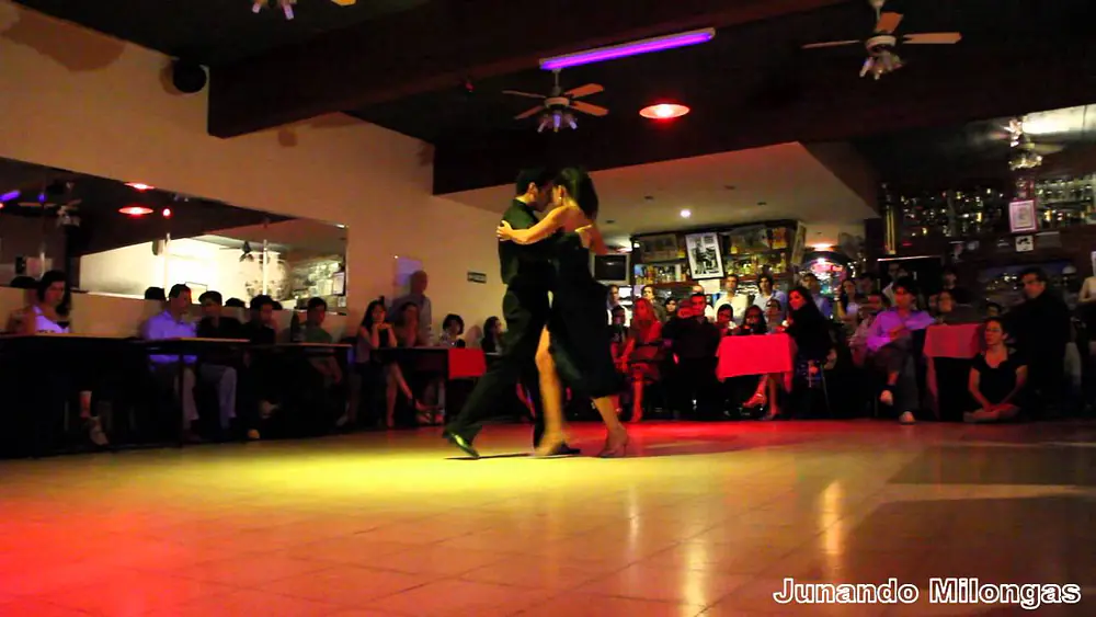 Video thumbnail for CRISTIAN CORREA Y FATIMA VITALE EN LA MILONGA 10 (Vals)