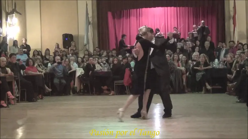 Video thumbnail for MELISA SACCHI y CRISTIAN PALOMO Bailando el Tango BUSCANDOTE en YIRA YIRA MILONGA