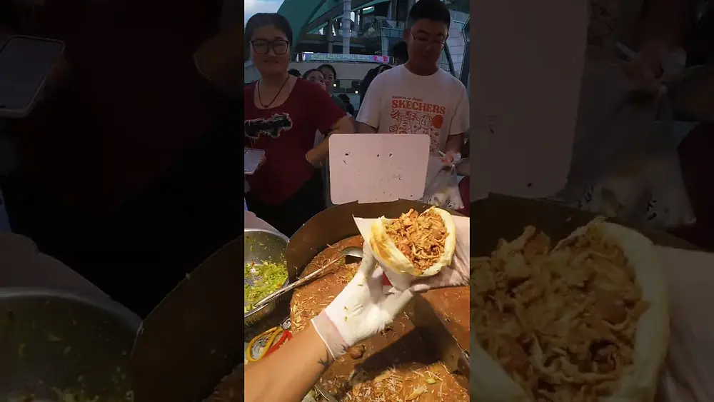 Video thumbnail of The process of making and selling roujiamo