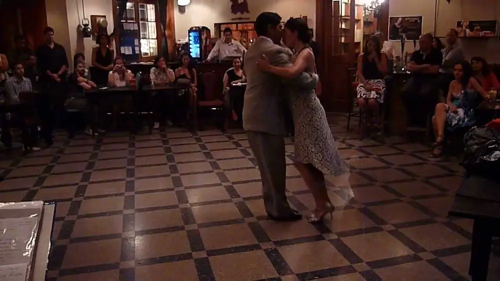 Video thumbnail for Rauli Choque y Julieta Qüesta bailan milonga "Mozo guapo" en Bariloche 2013