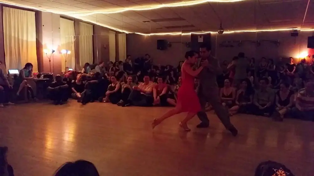 Video thumbnail for Argentine tango: Ines Muzzopappa & Marcelo “El Chino” Guttierez -  Viejo portón