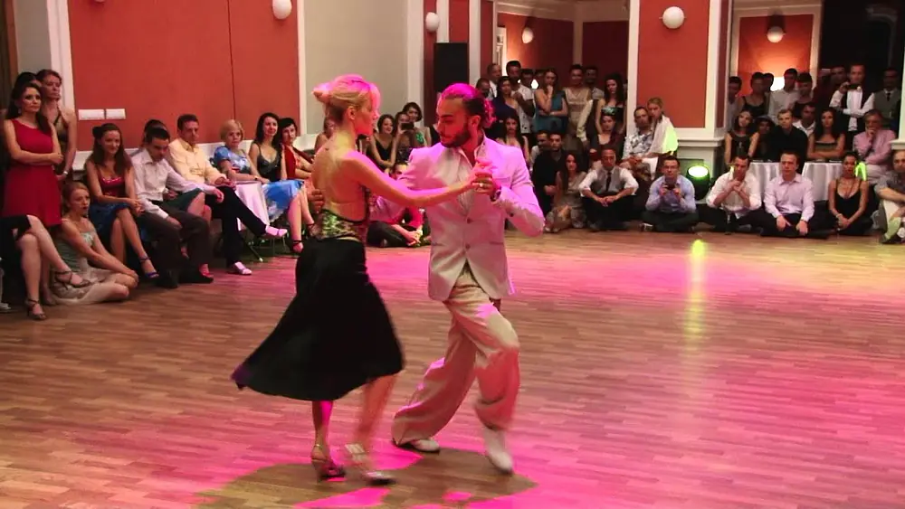 Video thumbnail for Gianpiero Galdi y Nadia Hronidu - Tango Cazino 2013 - 2/4