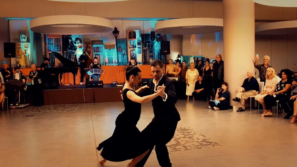 Video thumbnail for Yanina Quiñones & Neri Piliu Buscandote tango chill out Cachivache Quinteto