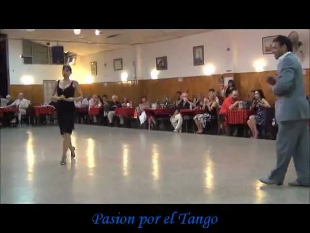 Video thumbnail for LORENA ERMOCIDA Y FABIAN PERALTA bailando el tango 9 PUNTOS en la milonga LA BALDOSA