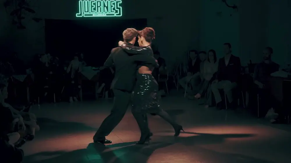 Video thumbnail for Diego Amorin y Cecilia Capello en Juernes Milonga (1/2)