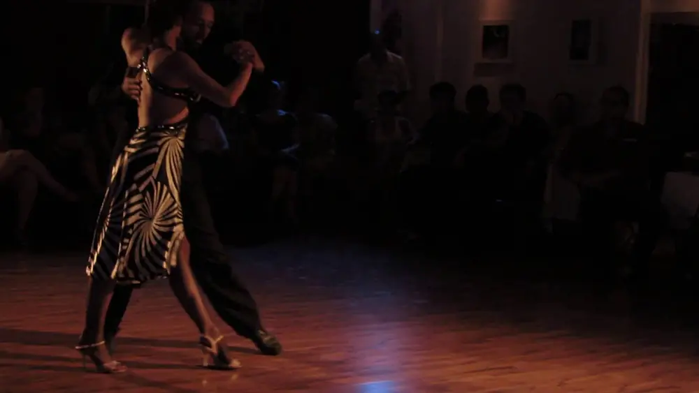 Video thumbnail for Leonel Di Cocco y Camila Danelli - Milonga Dos Orillas (1/2)