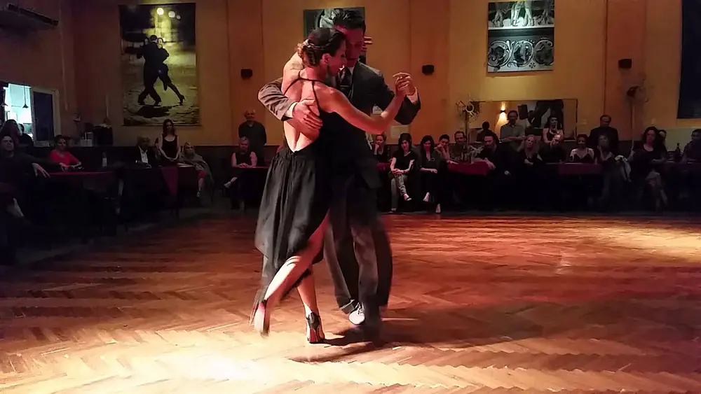 Video thumbnail for Adriel Bournissen y Soledad Mallo en Soho Tango - Rie payaso