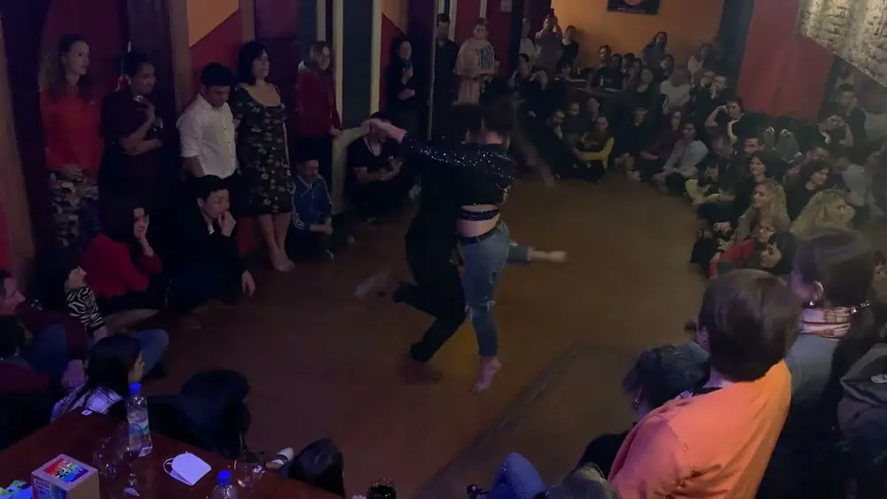 Video thumbnail for La Cachivacheria Milonga - Bailan Cecilia Garcia y Serkan Gokcesu - Tango en Buenos Aires
