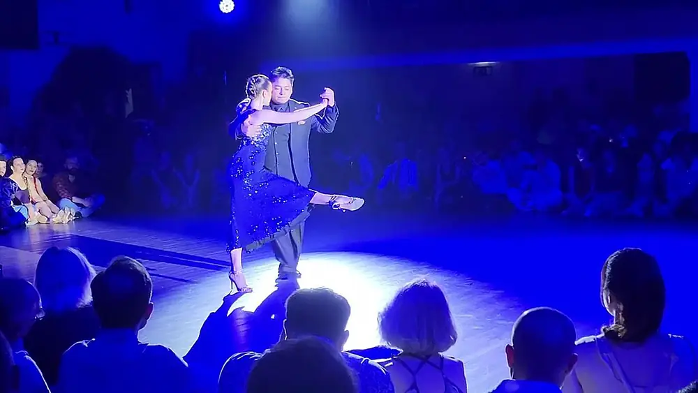 Video thumbnail for Argentine tango: Agustina Piaggio & Carlos Espinoza - Como Dos Extraños