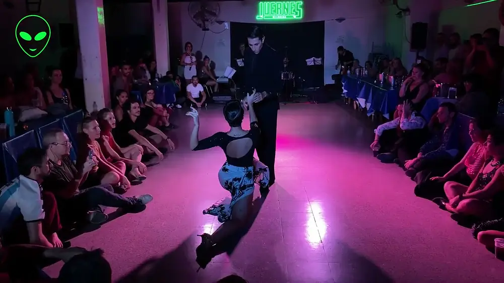 Video thumbnail for Julian Sanchez y Bruna Estellita - En Juernes Milonga - (1/3)