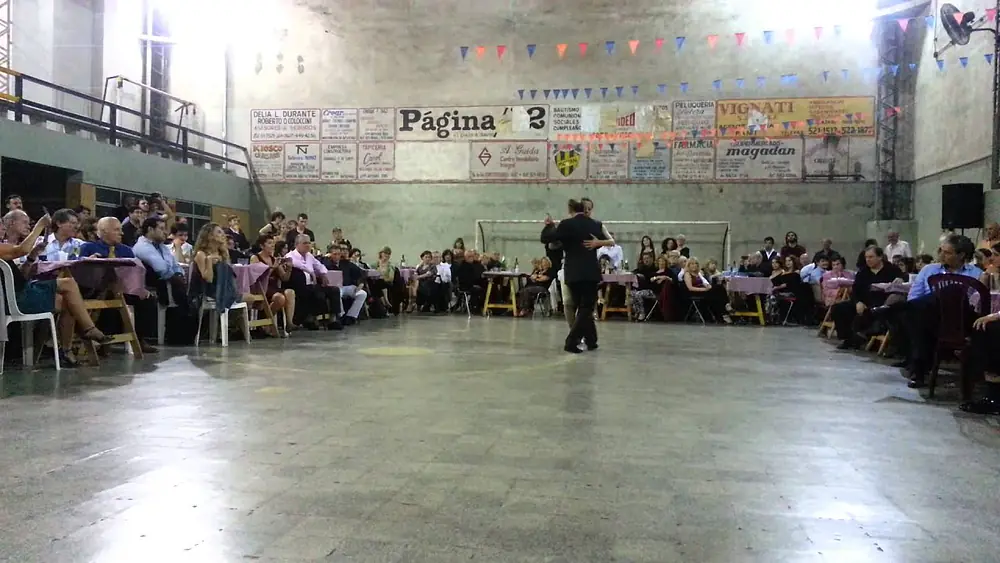 Video thumbnail for Ricardo Viqueira y María Plazaola bailan "Temo" en La Milonga del Morán