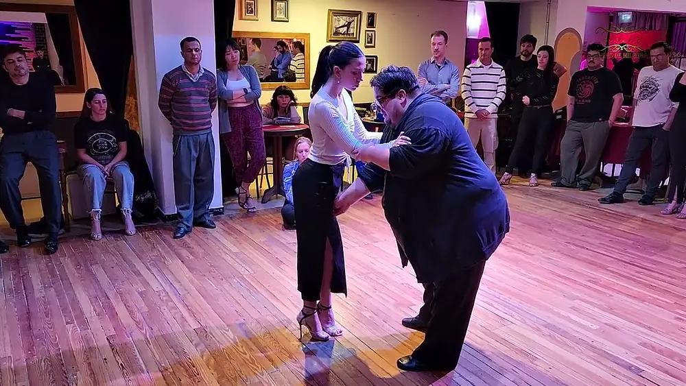 Video thumbnail for Mira y aprende estos pasos de baile increíbles de Aonaken Quiroga