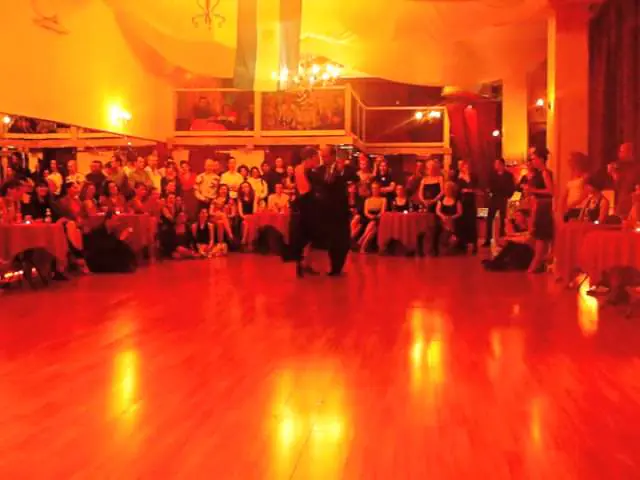 Video thumbnail for Santiago Castro y Virginia Pandolfi - Milonga