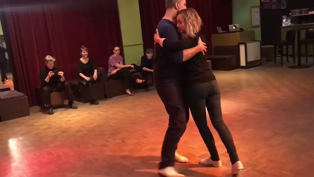 Video thumbnail for Tango: Closed Embrace mit rollender Verbindung. Class Demo Oona Plany & Rafael Busch