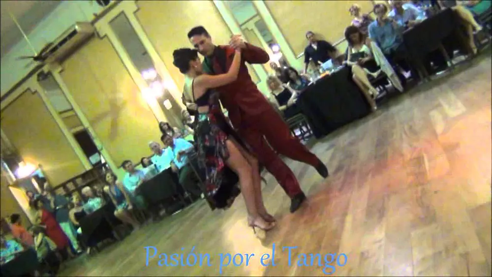 Video thumbnail for SAMANTHA DISPARI y SANTIAGO FINA Bailando el  Vals CON TUS BESOS en YIRA YIRA MILONGA