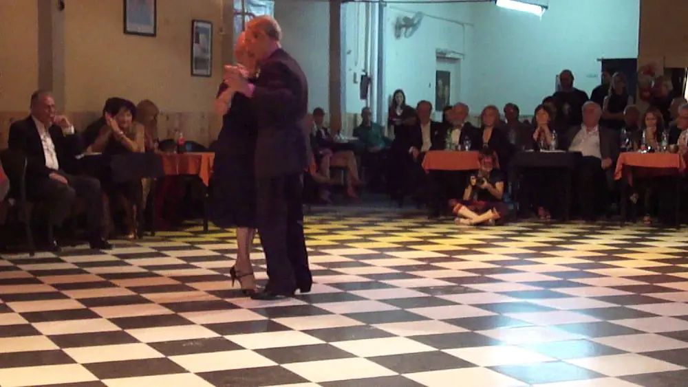 Video thumbnail for Sin Rumbo, Italo y Mecha bailan en homenaje a los 50 años de milonga de Oscar Hector 1/2