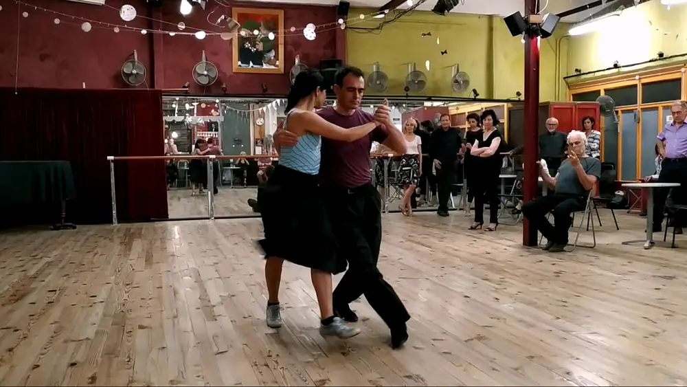 Video thumbnail for Résumé atelier Inter-Conf-Avancé
à Tango de Soie
Avec Esteban Moreno et Moira Daloia
Mardi 14 mai 2