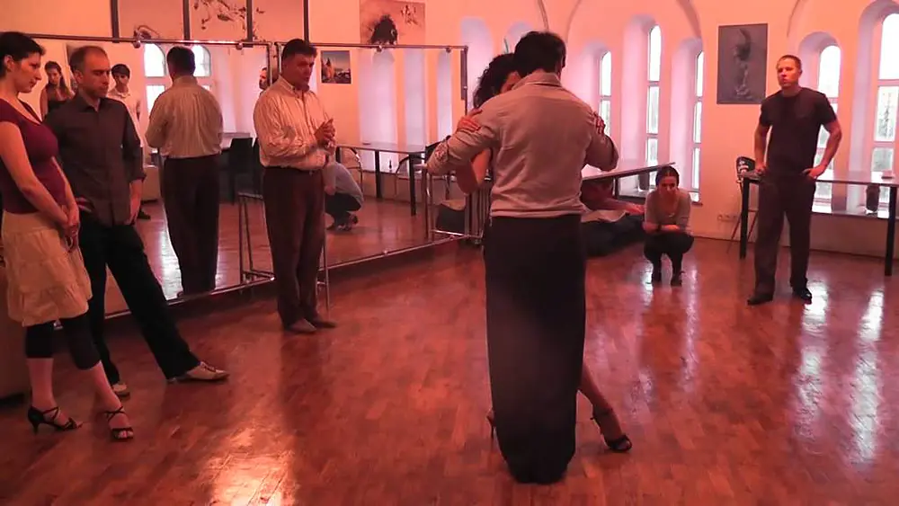 Video thumbnail for Основы ведения в танго: направление, намерение, шаг - Fernando de Lutiis